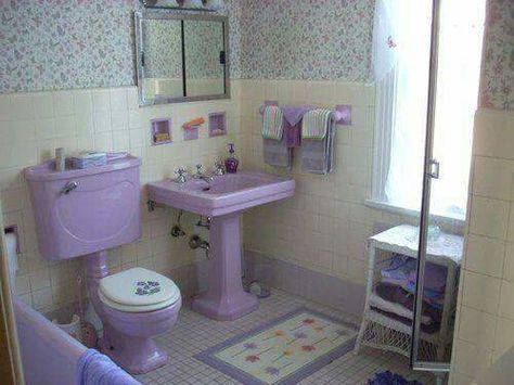 Lavender Bathroom, Purple Bathroom, Purple Bathrooms, Retro Bathrooms, Purple Decor, Ideas Hogar, Vintage Bathrooms, Vintage Bathroom, House Room