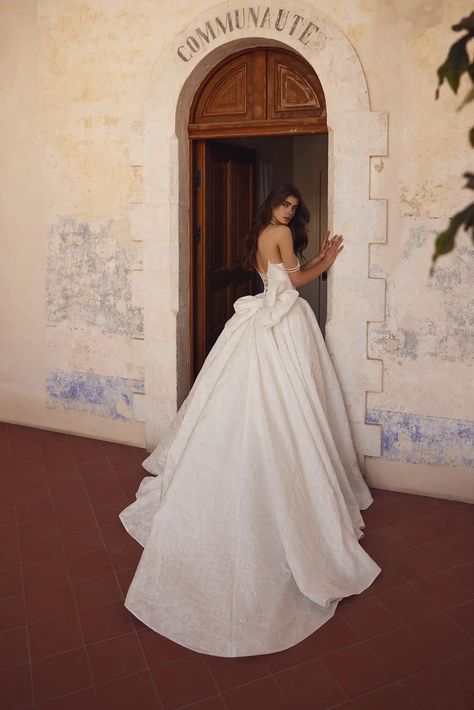 Pnina Tornai Couture Bridal Gowns, Jewelry, and Eveningwear | STYLE 15097 Pnina Wedding Dresses, Enaura Bridal, Wedding Dress Backs, Wedding Dress Brands, Elegant Ball Gowns, Timeless Wedding Dress, Couture Bridal Gowns, Bridal Studio, Pnina Tornai