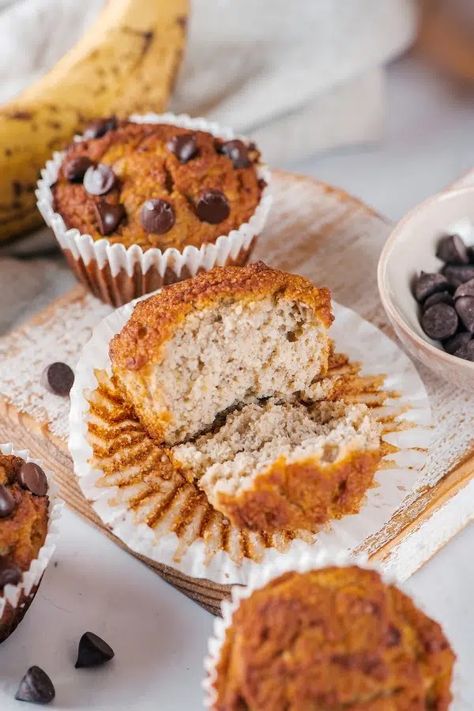 Almond Flour Banana Muffins That Are Super Soft, Moist, And Sweet Low Carb Banana Muffins, Low Carb Banana, Almond Flour Banana Muffins, Low Carb Muffin Recipes, Paleo Banana Muffins, Almond Flour Banana, Gluten Free Banana Muffins, Classic Banana Bread, Banana Muffins Easy