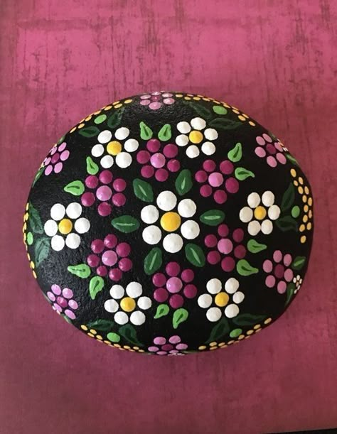 Diy Rock Art, Mandala Painted Rocks, Art Pierre, Mandala Rock Art, Stone Art Painting, Painted Rocks Craft, Painted Rocks Diy, Rock Painting Ideas Easy, Rock Painting Patterns