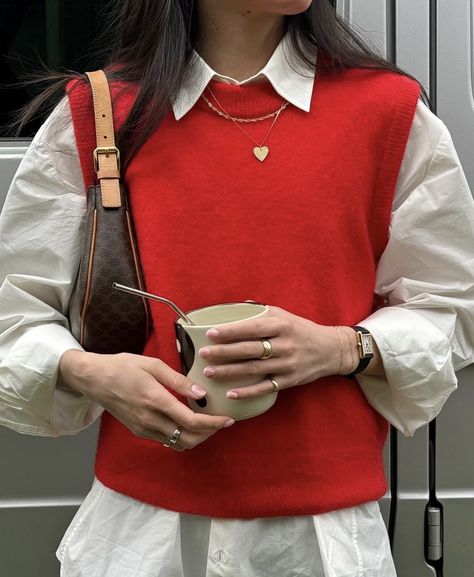 Red Gilet Outfit Women, Red Knit Vest Outfit, Outfit Chaleco Rojo, Red Sweater Vest Outfit, Outif Ideas, Red Blouse Outfit, Red Sweater Vest, Knit Vest Outfit, Eclectic Grandpa