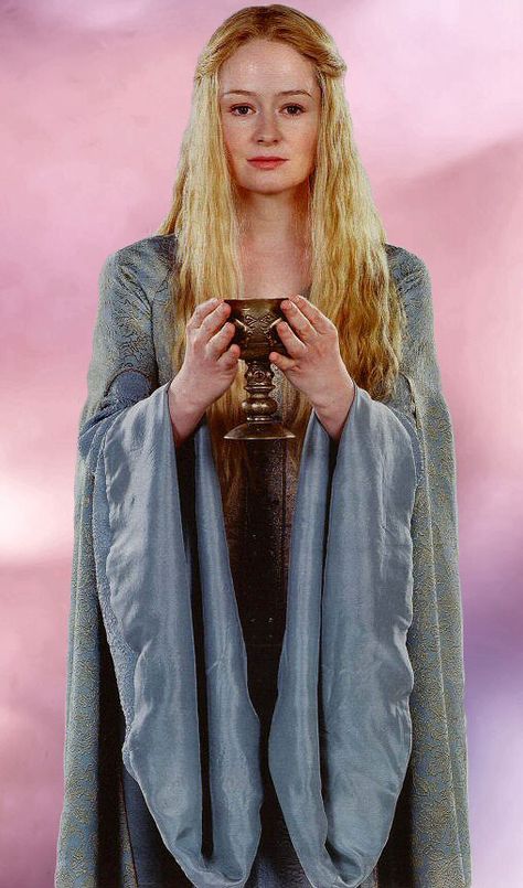 Eowyn - Lord of the Rings - Return of the King - Miranda Otto Hobbit Costume, Lotr Costume, Lotr Cast, The Hobbit Movies, Shield Maiden, The Two Towers, Fellowship Of The Ring, Celebrity Tattoos, Fantasy Costumes