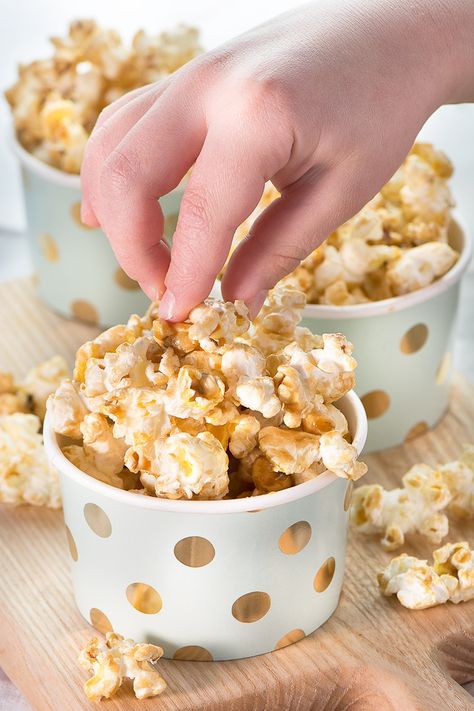 How to make sweet popcorn at home that tastes even better than at the cinema, including four different ways to pop your corn. Flavored Popcorn Recipes, Popcorn Recipes Sweet, Popcorn At Home, Popcorn Recipes Easy, Sweet Popcorn, Healthy Eating Snacks, Popcorn Recipe, Flavored Popcorn, Popcorn Recipes