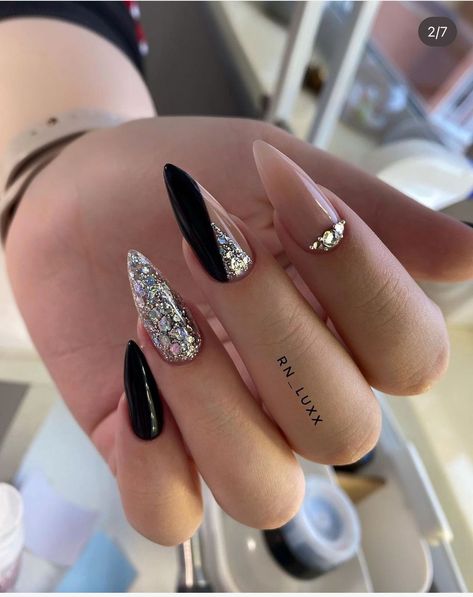 Asian Nails, Gel Nails Diy, Pretty Nail Art Designs, Makijaż Smokey Eye, New Year's Nails, Bling Nails, Short Acrylic Nails, Rhinestone Nails, Stiletto Nails