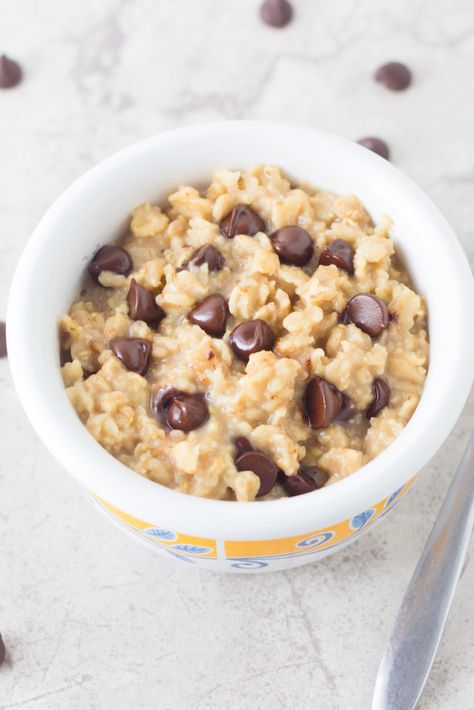 Creamy single serving of chocolate chip oatmeal with chocolate chips in every bite! Oatmeal With Chocolate Chips, Oatmeal With Chocolate, Calorie Breakfast, 200 Calorie, Drinks Summer, Single Serve Desserts, Breakfast And Brunch, What's For Breakfast, Chips Recipe