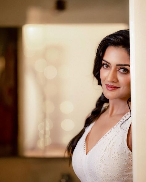 "Captivating Vimala Raman: Stunning Photos That Ignite the Screen!" Vimala Raman, Actress Pics, Saree, Actresses, Screen, Frame, Beauty