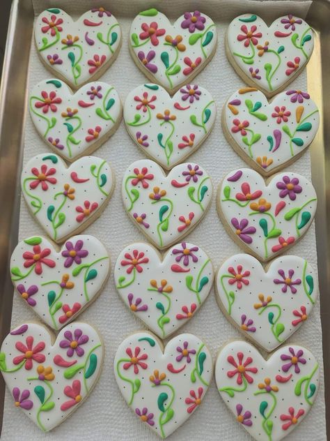 Sugar Cookie Designs Valentines Day, Royal Icing Decorated Cookies Ideas, Simple Royal Icing Cookies, Flower Royal Icing Cookies, Floral Cookies Decorated, Cookie Drawing, Royal Icing Decorated Cookies, Square Cookies, Iced Biscuits