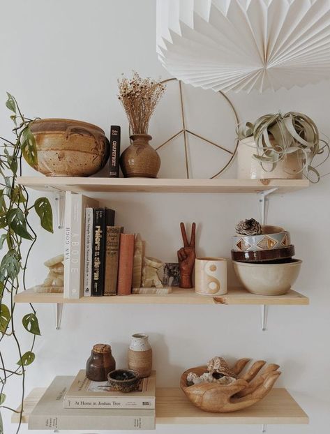 18 Beautiful Boho Shelf Decor Ideas » Lady Decluttered Bookshelf Boho, Boho Shelf Decor, Boho Dining Room Decor, Boho Shelf, Shelf Decor Ideas, Modern Bohemian Decor, Boho Dining Room, Moody Decor, Boho Living Room Decor