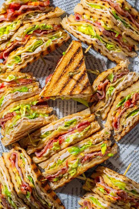 Club sandwiches on a tray lined with newspaper. Classic Club Sandwich, Club Sandwich Recipes Classic, Best Club Sandwich, American Sandwich, Sandwich Club, New York Club, Fresh Green Salad, Club Sandwiches, Club Sandwich Recipes