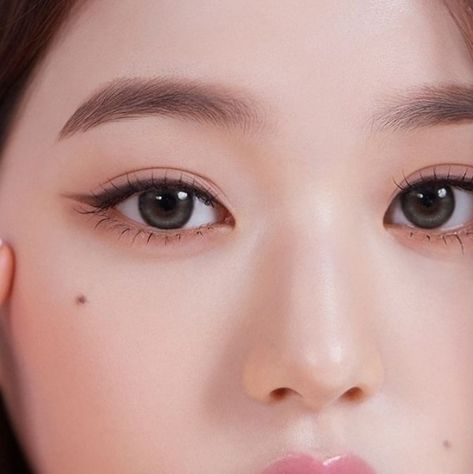 wonyoung ive Slay Makeup, Straight Eyebrows, Korean Makeup Look, Korean Makeup, Glow Up?, Hair Tutorial, Asian Beauty, Pretty People, Eyebrows