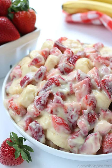 Strawberry Banana Salad, Banana Salad, Easy Fruit Salad Recipes, Summer Potluck, Fruit Salad Easy, Resep Salad, Fruit Dishes, Fruit Salad Recipes, Dessert Salads