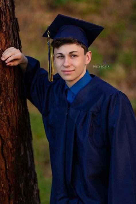 High School Graduation Pictures Men, Graduation Pictures Poses, Male Graduation, Poses Graduation, Prom Photography Poses, High School Graduation Pictures, Photography Graduation, Cap And Gown Photos, Cap And Gown Pictures