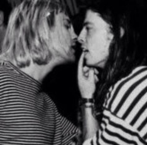 Dave Grohl and Kurt Cobain Curco Vein, Kurt Cobain Photos, Nirvana Music, Kurt And Courtney, Donald Cobain, Krist Novoselić, Nirvana Kurt Cobain, Nirvana Kurt, Courtney Love