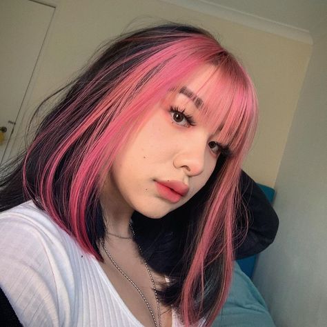 Pink And Black Hair, Split Dyed Hair, Pink Hair Dye, Hair Color Streaks, Hair Streaks, Pretty Hair Color, Dye My Hair, Hair Dye Colors, Hair Inspiration Color