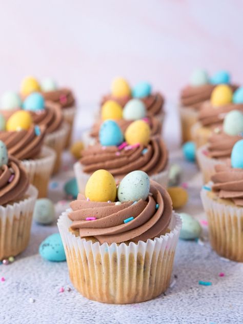 Mini Egg Cupcakes, Carrot Cake Sandwich Cookies, Easter Cupcake Recipes, Easter Cupcakes Easy, Easter Deserts, Mini Eggs Cookies, Egg Cupcakes, Butter Cream Cheese Frosting, Chocolate Chip Cupcakes