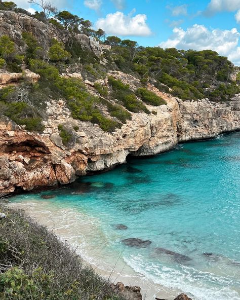 📌 Caló des Moro, Mallorca - SAVE THIS 👈🏻 Diese Bucht ist eine der schönsten Buchten auf Mallorca. Insider-Tipp: Besuche die Bucht früh am Morgen oder spät am Nachmittag, um den Menschenmassen zu entgehen und die Ruhe und Schönheit der Natur voll auszukosten. 🔥 HOT TIPP: Umbedingt genügend Wasser und Snacks mitbringen, da es vor Ort keine Verkaufsstellen gibt & eine Herzensangelegenheit… auch alles wieder mitnehmen ;-) ∶ ∶ ∶ ∶ ∶ ∶ {🇺🇸} This bay is one of the most beautiful on Mallorca. ... Instagram