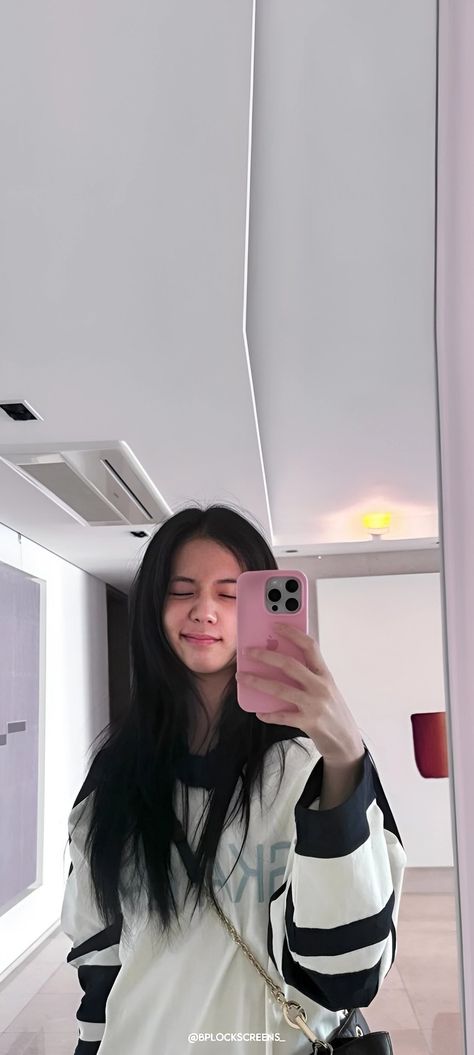 JISOO WALLPAPER Kim Jisoo Wallpaper, Instagram Post Wallpaper, Jisoo Instagram Post, Ji Soo Wallpaper, Post Wallpaper, Jisoo Instagram, Jisoo Wallpaper, Bola Basket, Jennie Jisoo