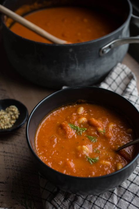 Roasted Fennel and White Bean Tomato Soup | gluten-free, vegan Bean Tomato Soup, White Bean Tomato, Tomato Lentil Soup, Tomato Soup Recipe, Roasted Fennel, Soup Easy, Healing Foods, Tomato Soup Recipes, Eat Lunch