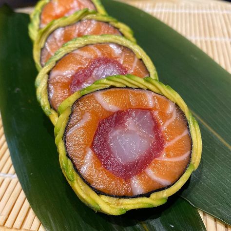 Lattawan Buchanan | Sashimi avocado roll 💕💕💕 . #sushi #sushileeds #salmon #sushitime🍣 #sushilovers❤️ #sushiday #sushimaking #leedsfood #leeds… | Instagram Avocado Roll, Roll Sushi, Food Sushi, Sushi Time, Sashimi, Pretty Food, Leeds, Avocado, Rolls