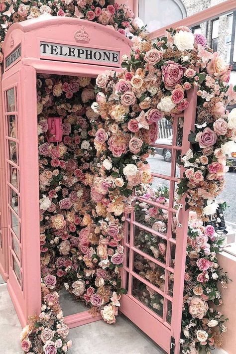 NgLp Designs shares  Designs We Love: this old-fashion London telephone booth fully decorated with pink flowers | floral design | pink | creative living | #london #floraldesign #pink Pink Telephone, Tout Rose, Flowers And Greenery, Phone Booth, Pastel Pink Aesthetic, London Photos, Everything Pink, Pastel Aesthetic, Decoration Design