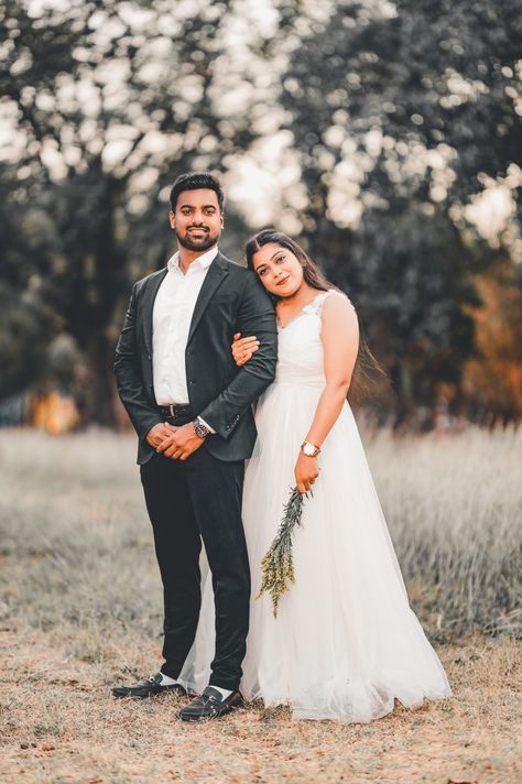 Pre Wedding Photoshoot Outdoor Indian, Outdoor Stills, Prewedding Photography Casual, Western Couple Photoshoot, Candid Photoshoot, Western Couple, Pre Wedding Photoshoot Props, Indian Wedding Poses, Anniversary Couple