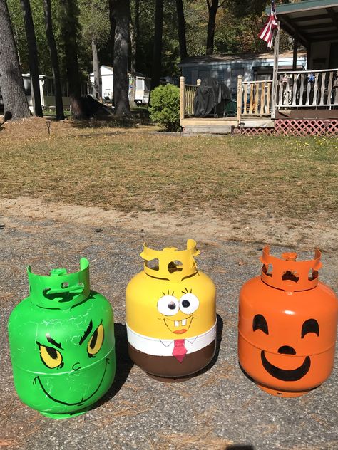 Upcycle Propane Tank, Propain Tanks Painted, Helium Tank Pumpkin, Painting Propane Tanks Ideas, Propane Tank Pumpkins, Helium Tank Repurpose, Sponge Bob Pumpkin, Painted Propane Tanks Ideas, Minion Planter