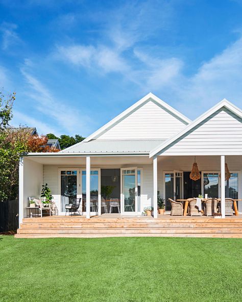 Deck Ideas Australia, Coastal Hamptons Style, Hampton Style Home, Alfresco Decking, Weatherboard House, Outdoor Space Design, Interior Minimalista, Contemporary Coastal, Modern Beach House