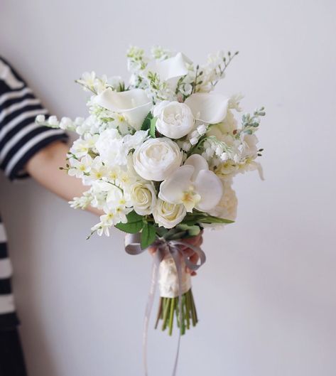 Lemongrass Wedding on Instagram: “#flower #florist #flowershop #bouquet #bridebouquet #handtied #wedding #lemongrasswedding #花店 #花藝師 #花 #花球訂造 #boutonniere #brideflower…” Handtied Wedding Bouquets, Lemongrass Fresh Bouquet, Camomile Flower Bouquet, Chamomile Bridesmaid Bouquet, Bridal Bouquet Yellow And White, White Green Yellow Bridal Bouquet, Spain Wedding, Grass Flower, Grass Wedding