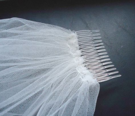 DIY wedding veil. Tulle, two rows of thread on the sewing machine, gather it up, sew it to the comb, (in brief) veil. Wedding Veils Diy, Veil Costume, Veil Diy, Diy Wedding Veil, Comb Veil, Costume Wedding, Diy Wedding Dress, Diy Bridal, Bridal Stores