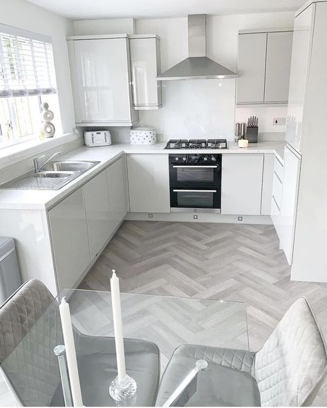 White And Grey House Aesthetic, Light Grey Kitchen Accessories, Silver And White Kitchen, White And Grey Kitchen Aesthetic, Small White Gloss Kitchen Ideas, Kitchen Flooring Ideas Inexpensive, Grey And White Gloss Kitchen, Dove Grey Gloss Kitchen, Modern White Kitchen