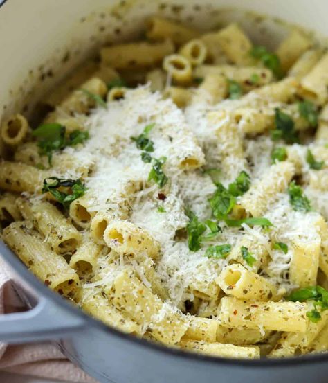 This Ricotta Pesto Pasta recipe is so easy to make in just 20 minutes and you can use homemade or storebought pesto sauce. Pesto Ricotta Pasta, Ricotta Pesto Pasta, Ricotta Pasta Sauce, Ricotta Pasta Recipes, Ricotta Pesto, Ricotta Sauce, Pesto Pasta Recipe, Creamy Pesto Pasta, Creamy Pesto Sauce