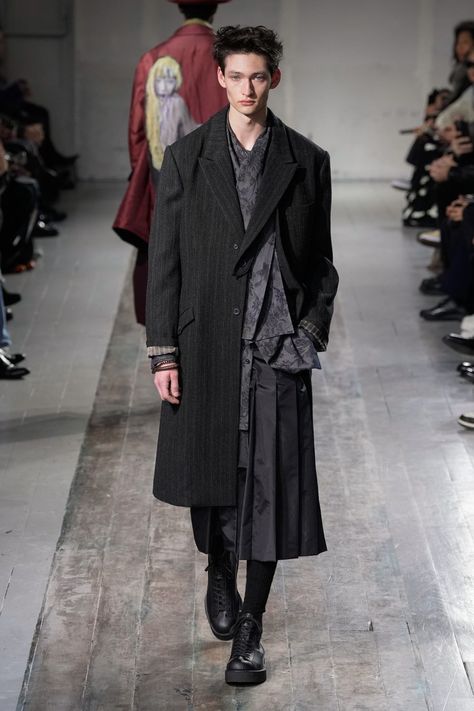 Mens Goth Fashion, Yohji Yamamoto Menswear, Yoji Yamamoto, Stylish Quote, Yohji Yamamoto Men, 2024 Menswear, Long Coat Jacket, Men Fashion Show, Fall 24