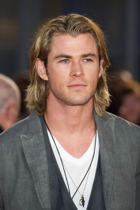 Long Hair #thorragnarokhaircut #haircuts #chrishemsworth Obviously, it is Chris Hemsworth who has made the new Thor Ragnarok haircut so popular. However, the style of the cut itself is quite trendy and modern. If you want to look like the star in the movie scene, follow our guide. #menshaircuts #menshairstyles Thor Ragnarok Haircut, Thor Haircut, Chris Hemsworth Beard, Mens Long Hairstyles, Chris Hemsworth Hair, Christopher Hemsworth, Popular Mens Haircuts, Fade Skin, Hemsworth Brothers