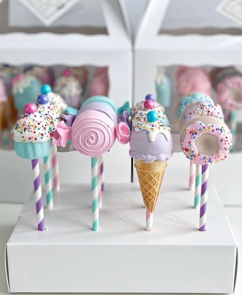 Ice Cream Birthday Party Theme, Make Cake Pops, Candyland Cake, Candy Theme Birthday Party, Donut Themed Birthday Party, Candy Birthday Cakes, Candy Land Birthday Party, Decoration Patisserie, Cake Pop Decorating