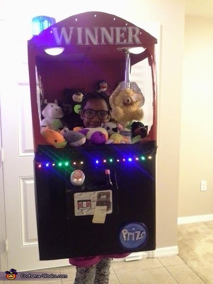 Claw Game - 2013 Halloween Costume Contest Homemade Costumes For Kids, Red Boxes, 2015 Halloween Costumes, Claw Game, Halloween Costumes 2014, Animal Halloween Costumes, Halloween Outside, Homemade Halloween Costumes, Disney Halloween Costumes