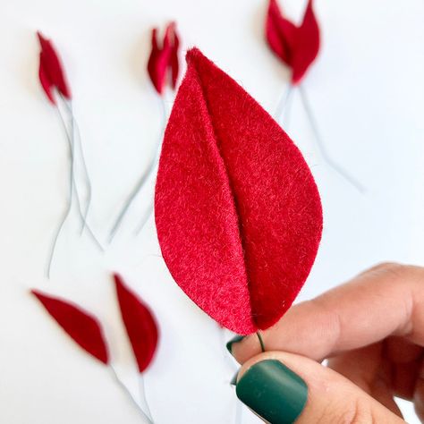 Poinsettia Deep Etch Die Tutorial – Benzie Design Diy Fabric Poinsettia Flower, Felt Pointsetta Diy, Felt Patterns Free, Felt Poinsettia, Felt Flower Tutorial, Felt Flowers Diy, Wet Felting Projects, Macrame Christmas, Poppy Pattern