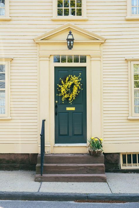 2018 Design Trends: A Bright Front Door -- like this one in Forest Green in Newport, RI Dark Green Front Door, Green Front Door Colors, Green Front Door, Green Roof House, Paint Colors For House, Colors For House, Dark Doors, Best Exterior Paint, Green Front Doors