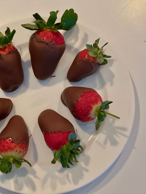 Aesthetic Strawberries, Chocolate Drinks, Covered Strawberries, Chocolate Strawberries, Food Is Fuel, No Bake Treats, Chocolate Covered Strawberries, Food Diary, Food Obsession