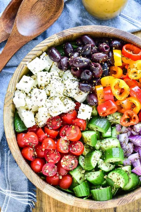 Easy Greek Salad, Salad Feta, Homemade Greek Dressing, Feta Tomato, Best Greek Salad, Greek Salad Recipe, Resep Salad, Greek Salad Recipes, Seafood Salad