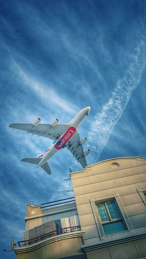 A cool shot of the emirates flight over the skies of Dubai #emirates #cabincrew #dubai #uae #unitedarabemirates Emirates A380 Wallpaper, Emirates Airline Wallpaper, Emirates Wallpaper, Emirates Aesthetic, Flight Image, Emirates Plane, Dubai Airlines, A380 Emirates, Plane Tips