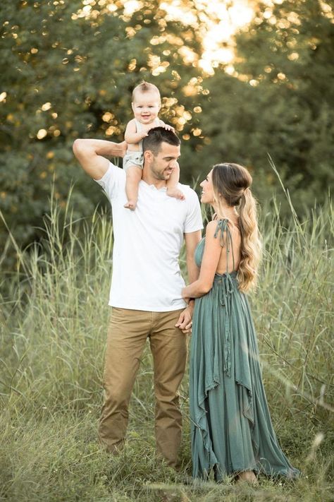 Studio Wardrobe, Summer Family Pictures, Family Photos With Baby, Family Photoshoot Poses, Fall Family Portraits, Summer Family Photos, Fall Family Photo Outfits, Family Portrait Poses, Family Photoshoot Outfits