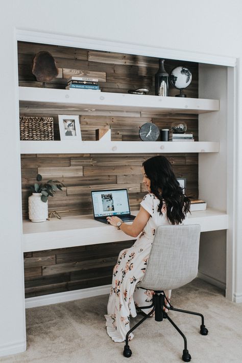 Contemporary Office Ideas by popular Las Vegas lifestyle blogger Outfits & Outings Diy Closet Office, Closet Office Ideas, Home Office Closet, Outfit Office, Chicago House, Koti Diy, Closet Office, Office Guest Room, Contemporary Office