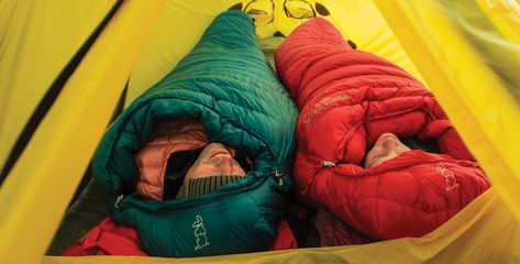 sleeping warmer while camping Camping Essentials List, Best Sleeping Bag, Sleeping Bag Liners, Tent Camping Hacks, Sleeping Bag Liner, Family Tent Camping, How To Sleep, Cold Weather Camping, Winter Camping