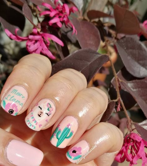 Lama Nails, Llama Tattoo Small Cute, Llama Nails Designs, Cacti Nail Art, Nail Designs Cactus, Llamas With Hats Tattoo, Llama Nails, Cactus Motif, Uñas Ideas