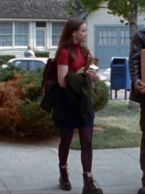 Rory Gilmore Red Shirt Black Skirt, Gilmore Girl Fall Outfits, Rory Gilmore Doc Martens, Rory Gilmore Outfits Season 1 Episode 1, Rory Gilmore Pilot Outfit, Nerd Girl Aesthetic Outfit, Rory Gilmore Best Outfits, Rory Gilmore Outfits Aesthetic, Gilmore Girls Fall Outfits