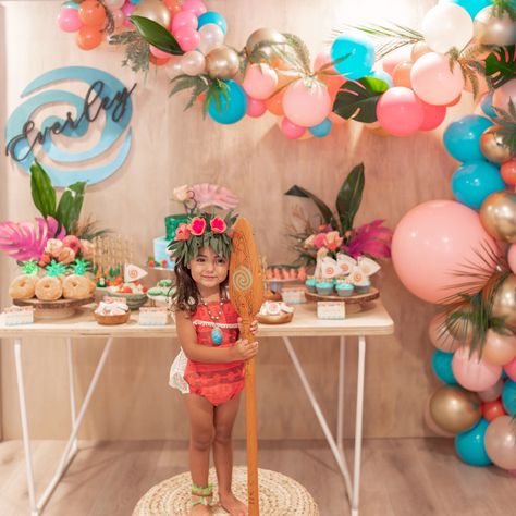 Moana Birthday Party Outfit, Moana Outfit Ideas, Moana Themed Photoshoot, Moana 1st Birthday Party Outfit, Moana Birthday Party Balloon Garland, Moana Birthday Picture Ideas, Maui Moana Balloon Garland, Moana Outfit, Diy Valentines Gifts For Him