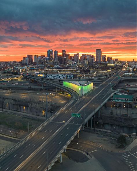 Denver 🇺🇲 . . 📸 @zlek131 Denver Skyline, Denver, Travel