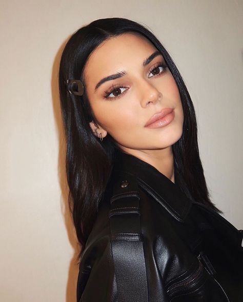 🦅 Jen Atkin Hair, Hairstylist Branding, Stile Kendall Jenner, Kendall Jenner Makeup, Estilo Kylie Jenner, Jenner Makeup, Everyday Hair, Kendall Style, Kendall Jenner Outfits