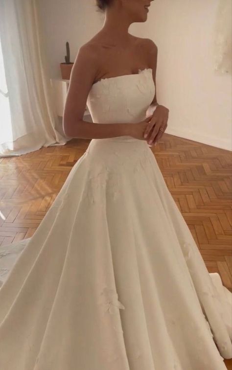 Fitted Princess Wedding Dresses, Classic Unique Wedding Dress, Strapless Wedding Ballgown, Strapless White Wedding Dress, Rich Wedding Dress, Hairstyles Old Money, Prom Nail Inspo, Strapless Ball Gown Wedding Dress, Luxury Blonde