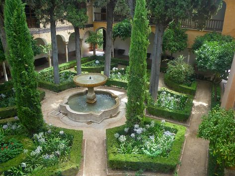 Arabic Garden, Classic Garden Design, Traditional Garden Design, French Garden Design, English Garden Design, Beautiful Yards, Unique Interior Design, Classic Garden, Traditional Garden